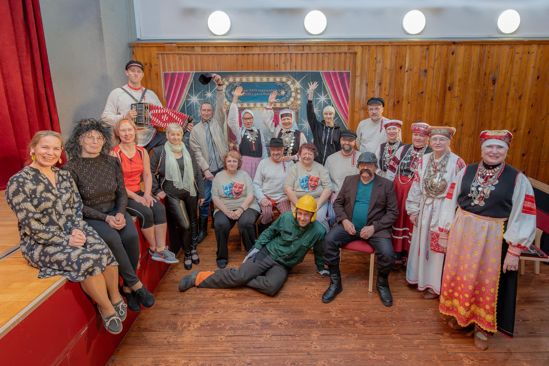 Sisutiheda teatripäeva lõunapausil õnnestus pildile püüda osa korraldusmeeskonnast ning Setode ja Orava näitetrupid. FOTO: Aigar Nagel